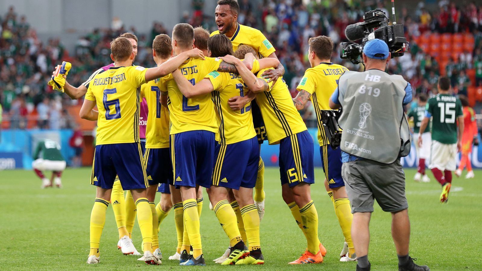 
                <strong>1. Gruppe F: Schweden</strong><br>
                Mit einem 3:0-Sieg im letzten Gruppenspiel gegen Mexiko verdrängen die Schweden noch Mexiko und Deutschland von den ersten zwei Plätzen. Nun trifft die Auswahl um den Leipziger Emil Forsberg auf den Zweitplatzierten der Gruppe E.
              