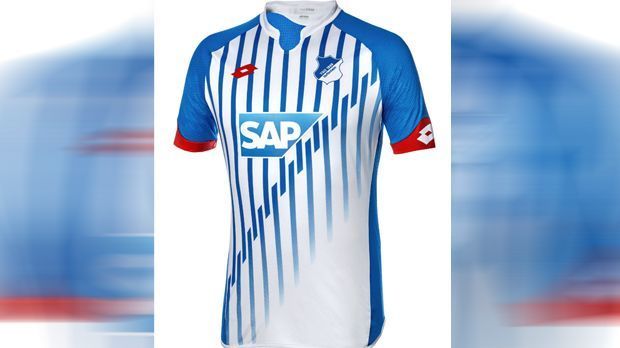 
                <strong>9. Platz: 1899 Hoffenheim</strong><br>
                9. Platz: 1899 Hoffenheim. Bei diesem mutigen Trikot streiten sich die Geschmäcker. Versetzte, zum Saum hin auslaufende, blaue Längsstreifen integrieren das Werbelogo nur mäßig. Rote Akzente an den Ärmeln kommen dazu und mit dem blauen Wabenmaterial für Rücken und Ärmel erinnert das Trikot eher an Radsport als an Fußball.
              