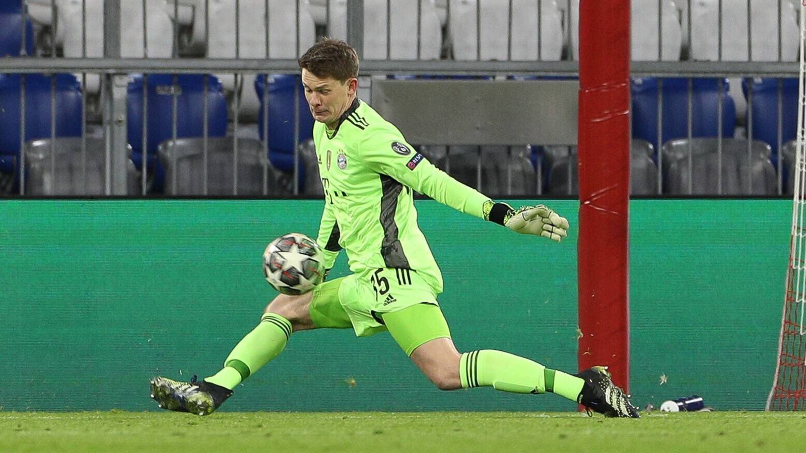 
                <strong>Nübel bleibt auf der Linie und sieht unglücklich aus</strong><br>
                Das setzt sich zunächst auch im zweiten Durchgang fort. Die Bayern dominieren und Lazio kommt kaum zu nennenswerten Angriffen. In der 71. Minute taucht Correa mal im Strafraum auf. Nübel kommt aus seinem Kasten, macht sich groß und hält den Ball mit der Brust. Zehn Minuten später liegt der Ball dann aber im Tor. Nach einem Freistoß zögert Nübel zu lange und bleibt auf der Linie. Parolo köpft unbedrängt ein - und das auch noch durch die Beine des Keepers. Ein Tunnel, der Nübel unglücklich aussehen lässt. In dieser Szene hätte der Schlussmann konsequenter aus dem Tor kommen müssen.  
              
