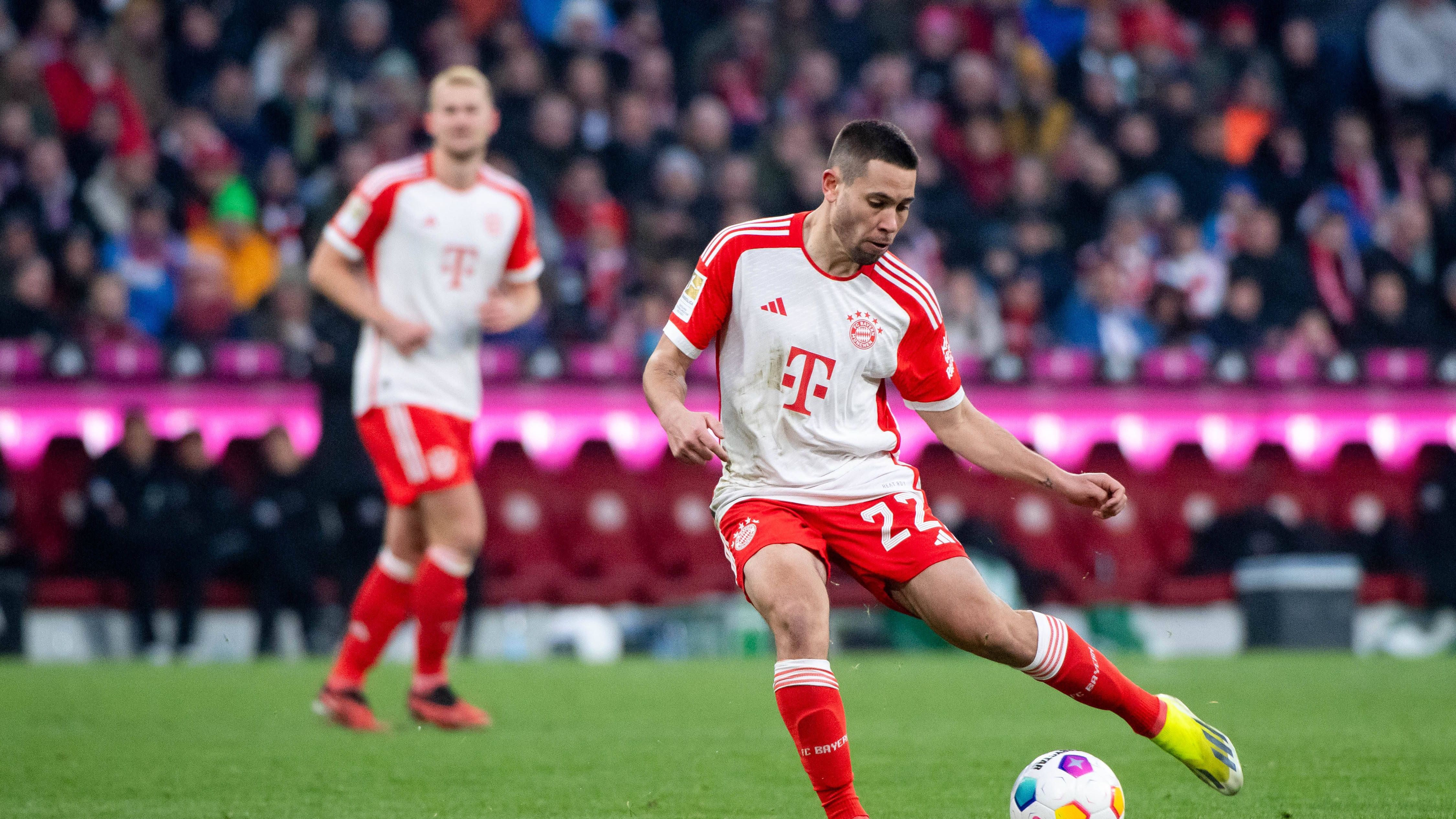 <strong>Raphael Guerreiro</strong><br>Trotz seiner zuletzt schwachen Leistung bleibt er in der Anfangsformation, weil er den formschwachen Alphonso Davies links hinten ersetzt. Viel in Bewegung, auch wenn ihm nicht alles gelingt. Erzielt dann nur 30 Sekunden nach Wiederanpfiff herrlich per Außenrist den erlösenden Führungstreffer. Gewinnt zudem alle seine Zweikämpfe und hat den meisten Ballbesitz. <em><strong>ran</strong></em><strong>-Note: 2</strong>
