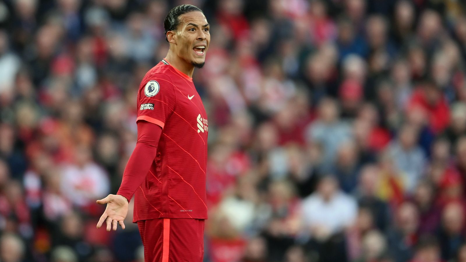 
                <strong>Abwehr: Virgil van Dijk (FC Liverpool)</strong><br>
                Und noch ein weiteres Mal Liverpool! Neben Alisson und Alexander-Arnold wählten die Premier-League-Spieler auch noch Virgil van Dijk ins Team der Saison. Der 30-Jährige kam in 34 Premier-League-Partien der abgelaufenen Spielzeit zum Einsatz, war dabei neben seinen Defensivkünsten auch offensiv sehr präsent. Zum Vizemeister-Titel Liverpools trug der Innenverteidiger drei Tore und vier Vorlagen bei. 
              