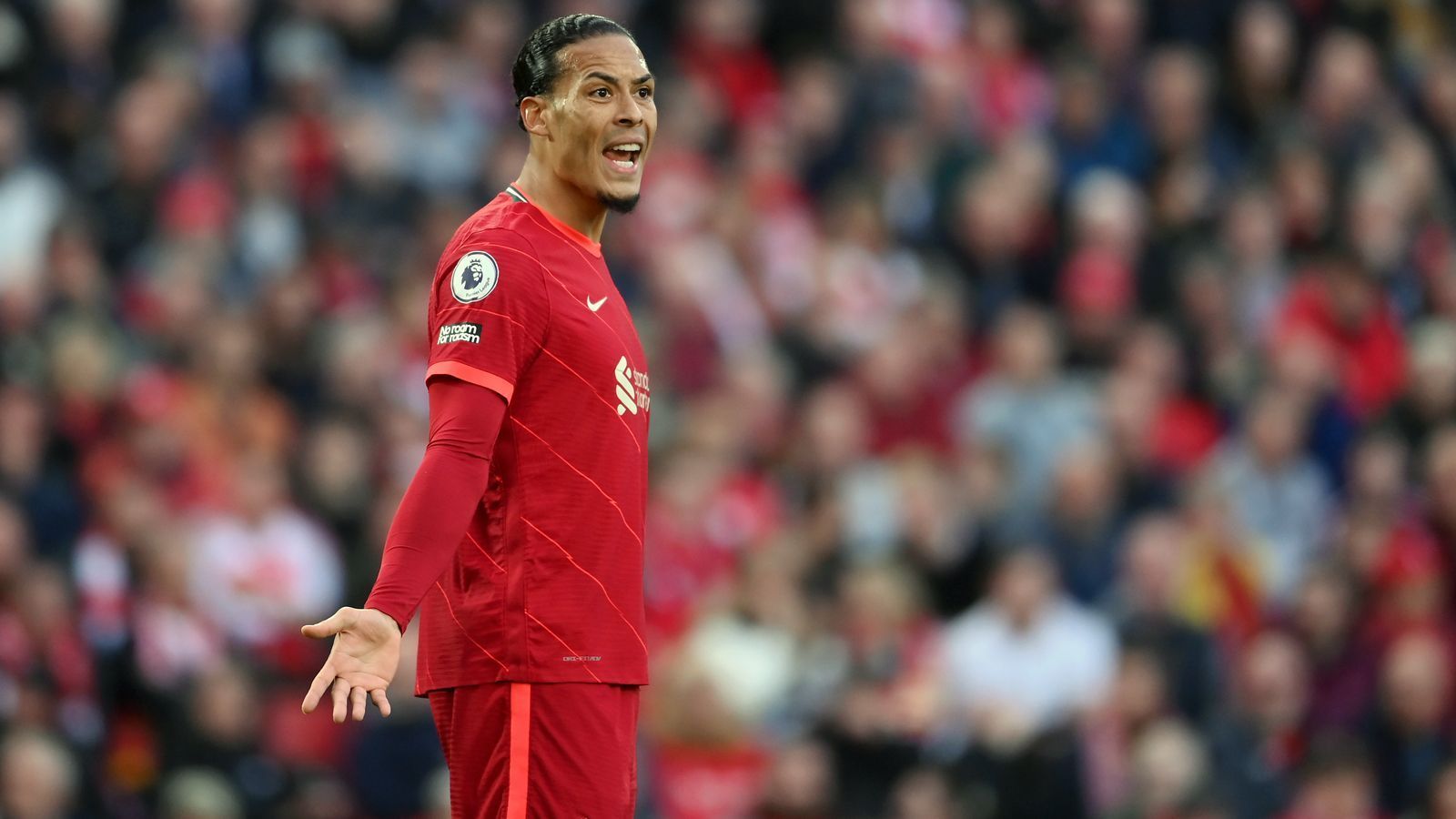 
                <strong>Abwehr: Virgil van Dijk (FC Liverpool)</strong><br>
                Und noch ein weiteres Mal Liverpool! Neben Alisson und Alexander-Arnold wählten die Premier-League-Spieler auch noch Virgil van Dijk ins Team der Saison. Der 30-Jährige kam in 34 Premier-League-Partien der abgelaufenen Spielzeit zum Einsatz, war dabei neben seinen Defensivkünsten auch offensiv sehr präsent. Zum Vizemeister-Titel Liverpools trug der Innenverteidiger drei Tore und vier Vorlagen bei. 
              