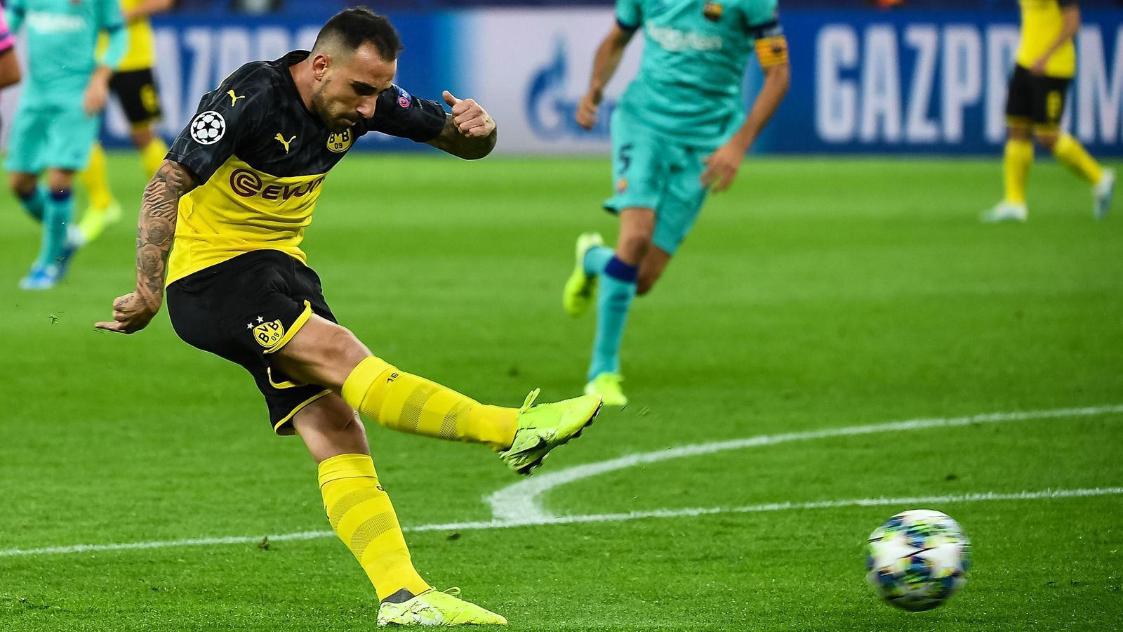 
                <strong>Paco Alcacer (Borussia Dortmund)</strong><br>
                Hat ein paar gute Aktionen in der ersten Hälfte, kurz vor der Halbzeit auch ein gutes Auge für Sancho. Ist aber erst einmal zu blass. Kommt auch in der zweiten Hälfte nicht richtig in Fahrt, hat nur wenige Momente. ran-Note: 4
              