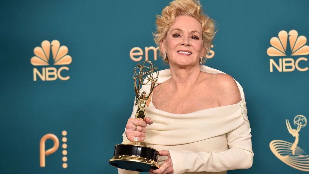 Jean Smart wurde ausgezeichnet mit dem Preis "Beste Hauptdarstellerin in einer Comedy-Serie" – Mit der Serie "Hacks" wurde sie ausgezeichnet, bei uns reiht ich die Schauspielerin unter die Kategorie "Beste Make-up Looks". 