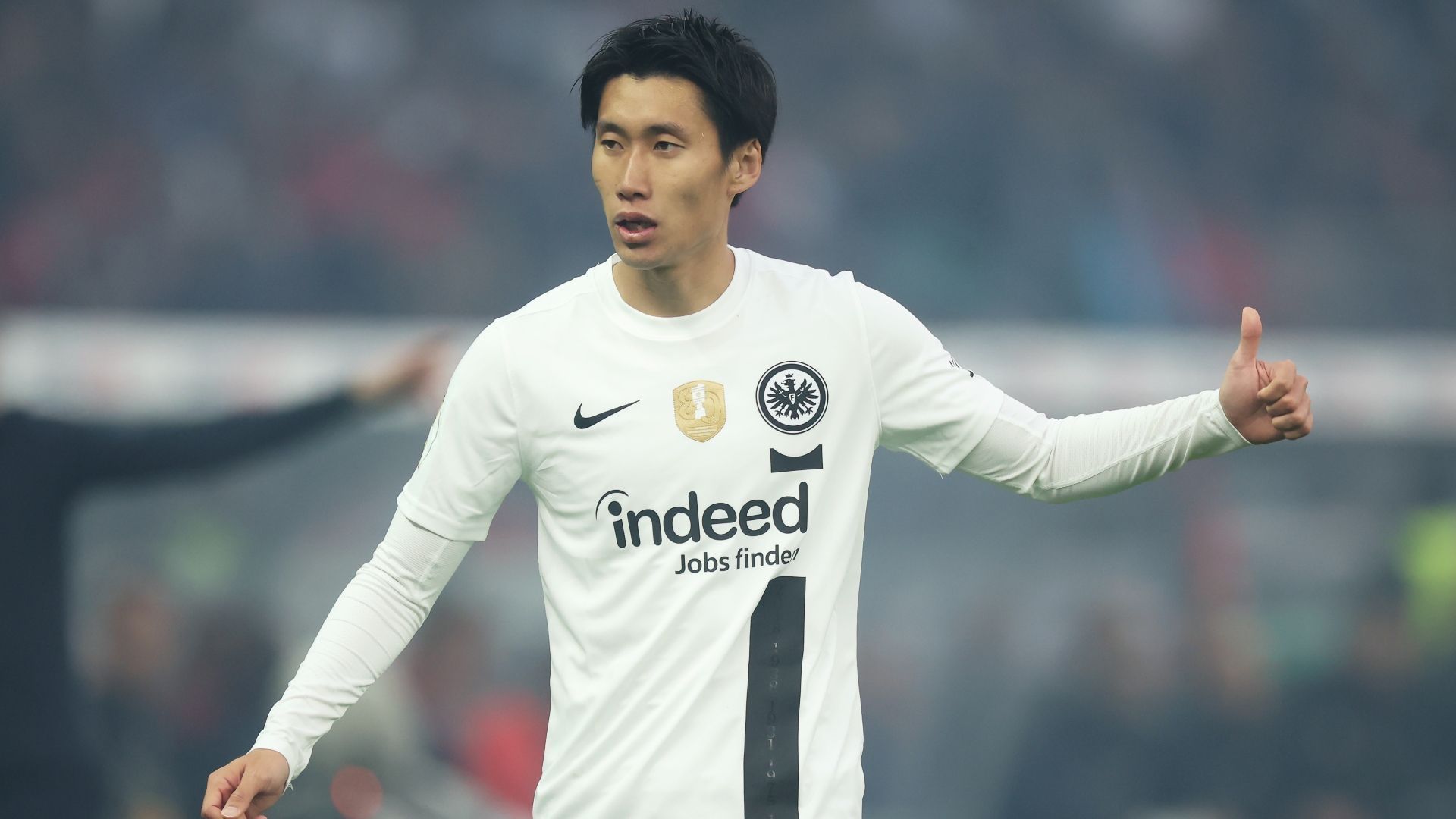 
                <strong>Platz 13 - Daichi Kamada (Eintracht Frankfurt)</strong><br>
                &#x2022; <strong>Bisheriger Verein: </strong>Eintracht Frankfurt<br>&#x2022; <strong>Größte Erfolge: </strong>Europa-League-Sieger 2022<br>&#x2022; <strong>Marktwert: </strong>30 Millionen Euro<br>&#x2022; <strong>Alter: </strong><br>&#x2022; <strong>Tendenz: </strong>wird auf jeden Fall gehen<br>&#x2022; <strong><strong>Mögliche Ziele:</strong> </strong>AC Mailand<br>
              