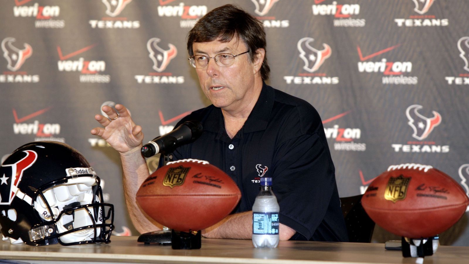 
                <strong>Charley Casserly</strong><br>
                Casserly begann 1982 als Assistant General Manager bei den Washington Redskins, wurde dann 1989 zum General Manager ernannt und arbeitete zehn Jahre in dieser Funktion. Von 2002 bis 2005 war er General Manager der Houston Texans.
              