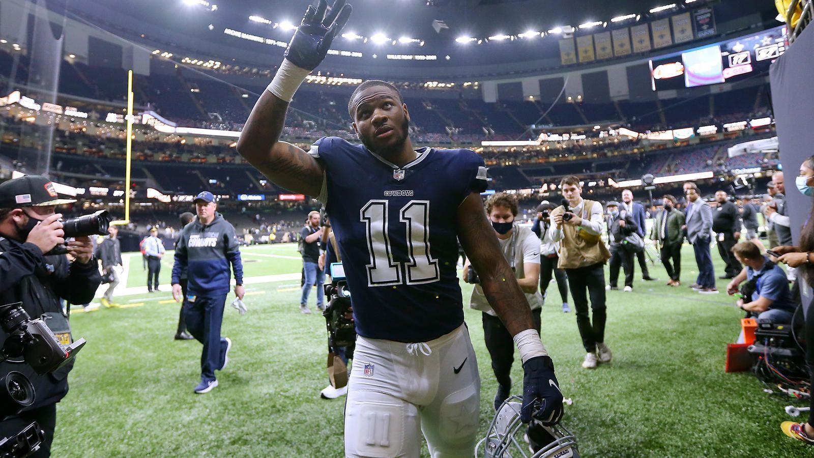 
                <strong>Platz 9: Dallas Cowboys</strong><br>
                Auch die Cowboys tradeten ihren ursprünglichen Erstrunden-Pick und sammelten damit für 2022 einen weiteren Drittrunden-Pick, nur um zwei Position später Micah Parsons zu draften, der wohl die besten Karten auf den Award zum Defensive Rookie of the Year hat. Parsons wurde als Linebacker gedraftet, der Youngster spielte aber vermehrt als Pass Rusher und hatte dabei seine besten Aktionen. 55 Pressures und 12 Sacks nach 12 Spielen sind ein herausragender Wert. Neben Parsons überzeugt auch Defensiv Tackle Osa Odighizuwa und hat sich als Starter etabliert. Außerdem übte Defensiv End Chauncey Golston zuletzt auch häufiger Druck auf den Quarterback aus.
              
