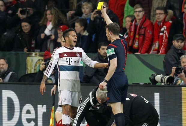 
                <strong>Glück im Unglück</strong><br>
                Ein gebrauchter Abend für Felix Zwayer (r.). Zuvor übersah der Schiedsrichter ein Tor von Lewandowski und ließ dann Thiago auf dem Feld, der im Elfmeterschießen den letzten Strafstoß zum Weiterkommen der Bayern verwandelte. Der Knackpunkt bei Leverkusen ...
              