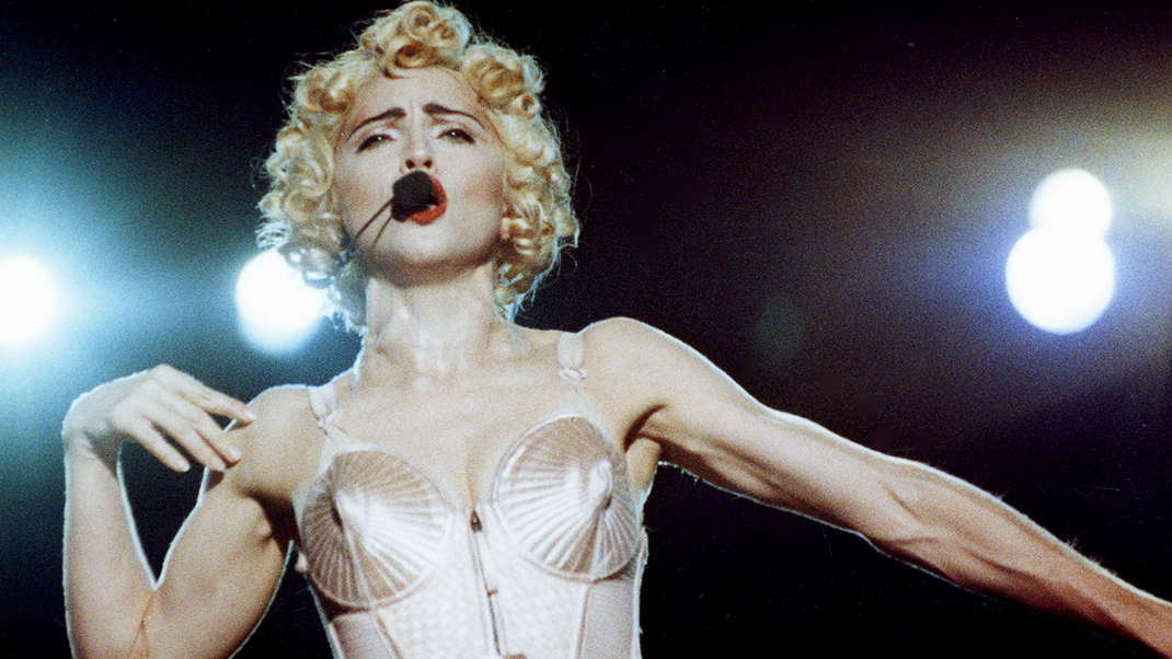 Rote Lippen, blonde Locken, makellose Haut: Madonnas Look begeistert uns schon seit den 80er Jahren.