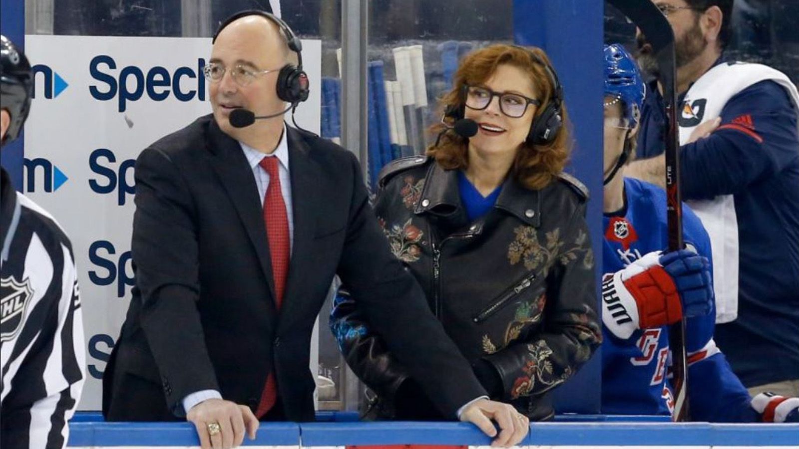 <strong>Susan Sarandon</strong><br>
                Schauspielerin und Oscar-Preisträgerin Susan Sarandon ist gebürtige New Yorkerin und ihr Sportherz gehört den New York Rangers. Zwar ist sie meistens auf den Rängen zu finden, aber als langjährige Anhängerin durfte sie sogar schon zwischen den Spielerbänken als Broadcasterin direkt am Eis stehen.
