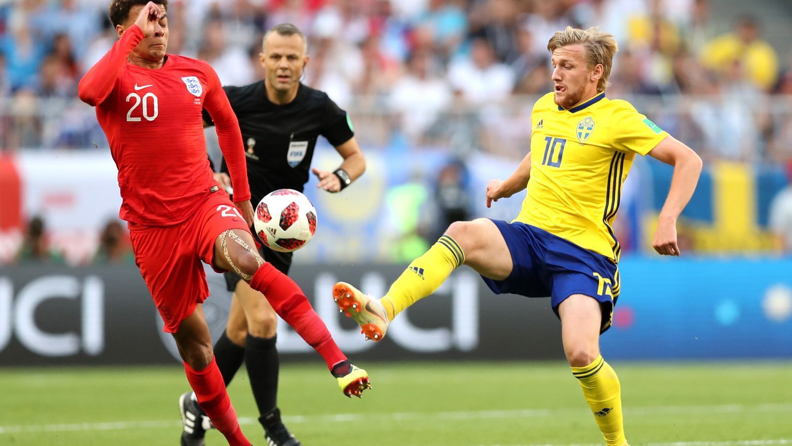 
                <strong>Emil Forsberg</strong><br>
                Forsberg muss in der Nationalmannschaft eine völlig andere Aufgabe übernehmen als RB Leipzig und arbeitet viel in der Verteidigung mit, kann allerdings nicht immer überzeugen. Beim Gegentreffer zum 0:1 verliert er das das Kopfballduell gegen den deutlich größer gewachsenen Harry Maguire. Überhaupt verliert er sehr viele Zweikämpfe und wird bereits nach 65. Minuten aus dem Spiel genommen. ran-Note: 5
              