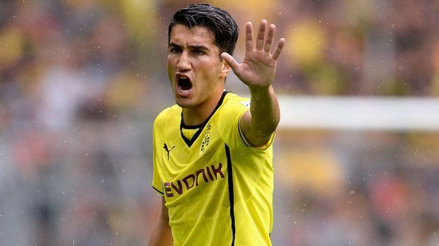 
                <strong>Platz 1: Nuri Sahin (3/7) - 42,9%</strong><br>
                Platz 1: Nuri Sahin (3/7) - 42,9%. Den wenig ruhmreichen Platz an der Spitze der Liste hat sich Nuri Sahin vom BVB geschnappt. Er ist der einzige aktive Spieler mit mindestens fünf Elfmetern, der eine Quote von unter 50 Prozent aufweist. Nach drei verwandelten Strafstößen zu Beginn gingen die vier folgenden allesamt daneben. Vielleicht hat Sahin auch deshalb seit März 2011 keinen Elfmeter mehr getreten.
              