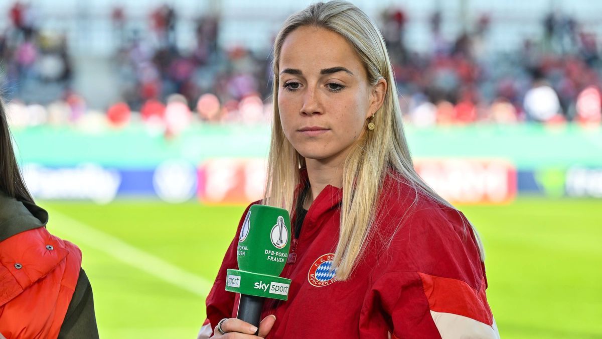 DFB-Pokal Frauen; FC Bayern München - TSG 1899 Hoffenheim; 22.03.2025 im Bild Giulia GWINN (FCB 7) beim Interview von SkySport Sky Einzelfoto Freisteller Frauen DFB Pokal: FC Bayern Muenchen - TSG ...