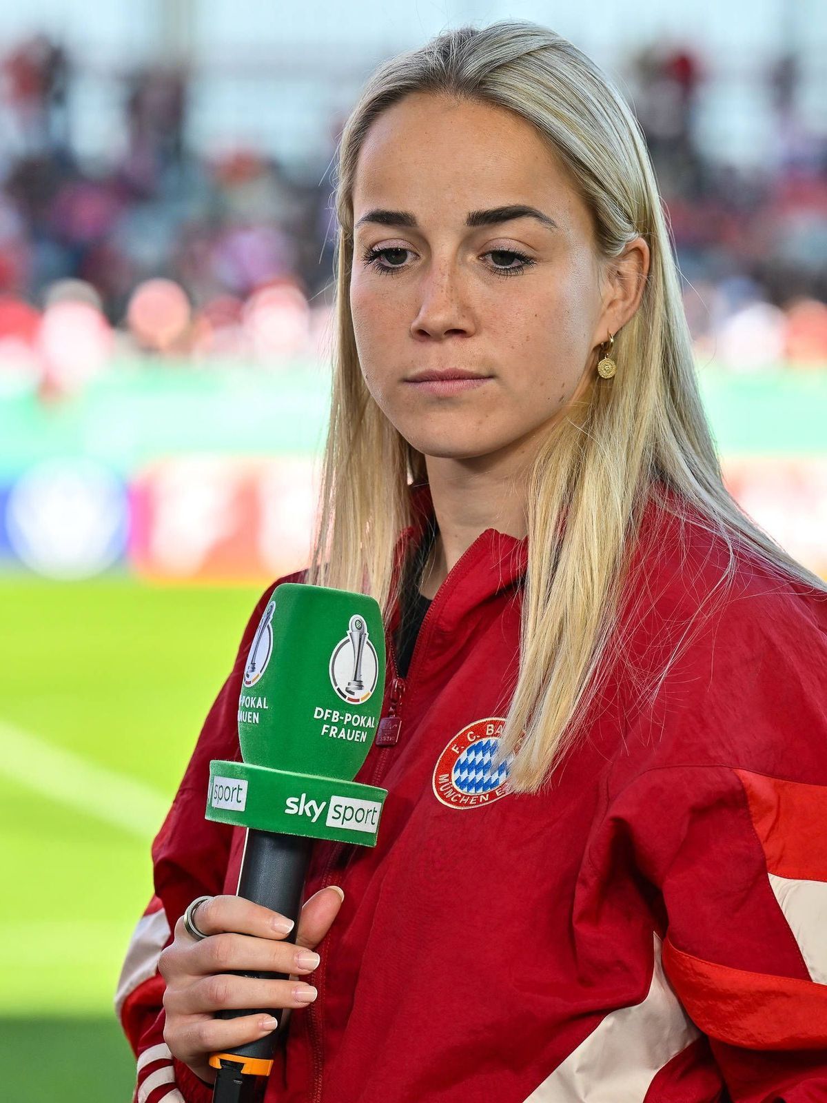 DFB-Pokal Frauen; FC Bayern München - TSG 1899 Hoffenheim; 22.03.2025 im Bild Giulia GWINN (FCB 7) beim Interview von SkySport Sky Einzelfoto Freisteller Frauen DFB Pokal: FC Bayern Muenchen - TSG ...