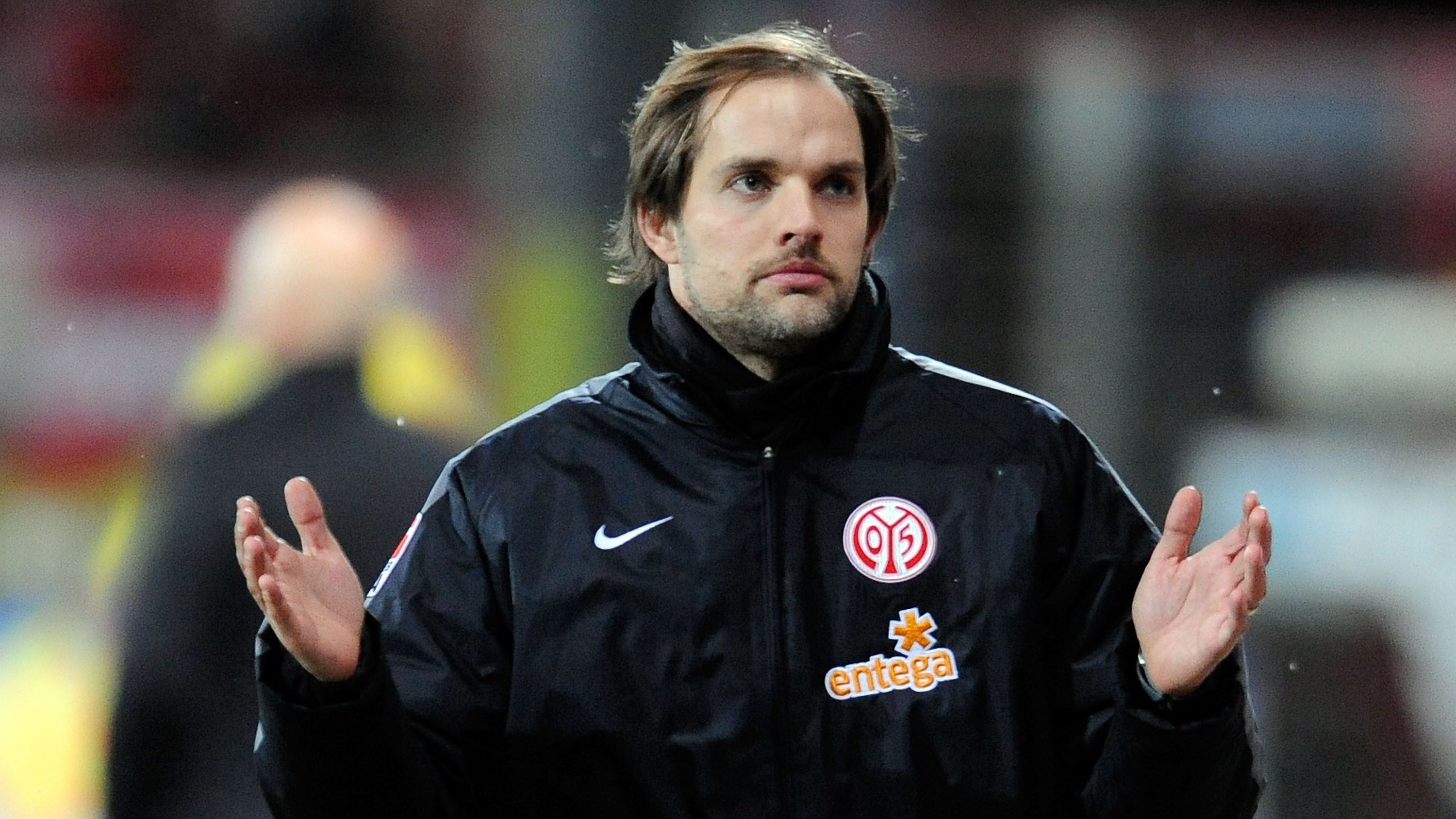 <strong>Erste Bundesliga-Station in Mainz</strong><br>Als sich Mainz im Sommer 2009 von Jörn Andersen trennt, wird Tuchel zum Trainer der Profi-Mannschaft befördert. Der junge Trainer begeistert mit modernem und offensivem Fußball und tritt so in die großen Fußstapfen von Vereinslegende Jürgen Klopp. In der Saison 2010/11 gewinnen die Mainzer die ersten sieben Spiele und grüßen von der Tabellenspitze.