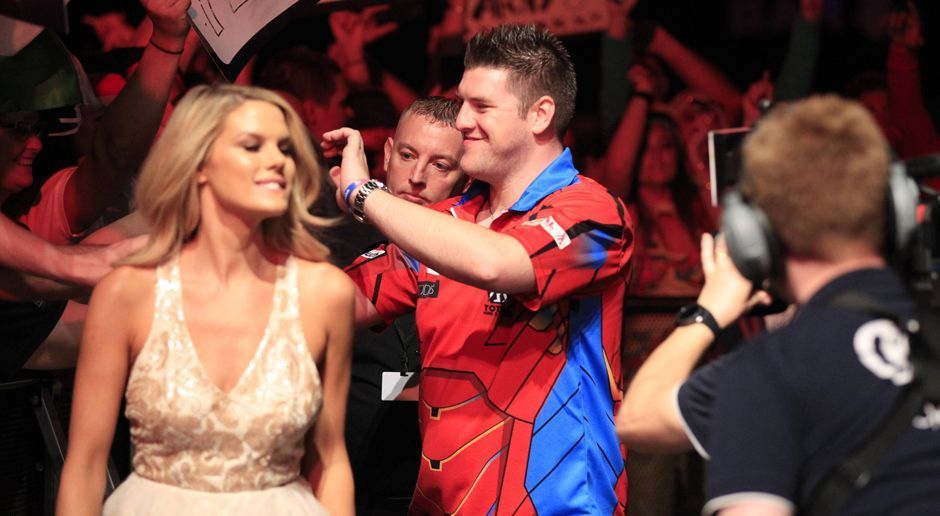 
                <strong>Daryl Gurney</strong><br>
                Sein wohl schwerstes Match erlebte das "Super Chin" bei der vergangenen WM. Da legte sich der Nordire im Achtelfinale mit den Fans im Ally Pally an, brachte die gesamte Halle gegen sich auf, und mühte sich mit völlig blanken Nerven gerade noch zum Sieg. Was war geschehen? Der inzwischen 31-Jährige hätte das Match schon auschecken können, verfehlte das entscheidende Doppel aber immer wieder – und gab den lautstarken Fans gestenreich die Schuld. Die Folge: Die Zuschauer machten immer weiter, trieben Gurney letztlich sogar zu Tränen. Beim German Darts Masters gehört der Weltranglisten-Achte zu den Top 8 der gesetzten Spieler.
              