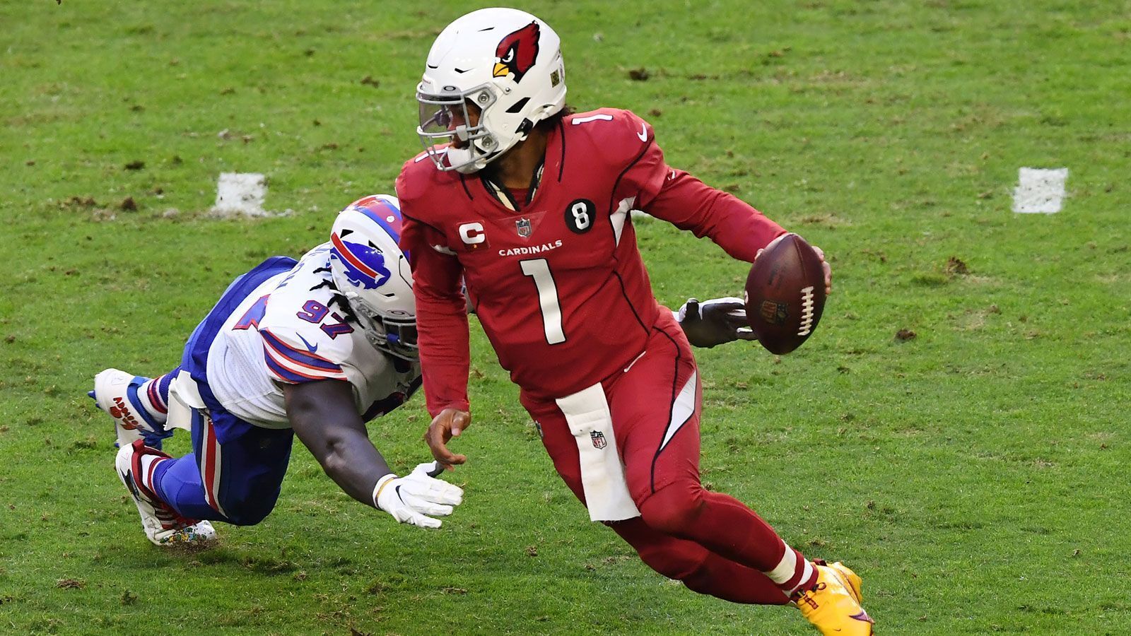 
                <strong>Platz 3: Kyler Murray - Arizona Cardinals (Letzte Platzierung: Nicht in den Top 10)</strong><br>
                Es könnte die Saison von Cardinals-Quarterback Kyler Murray werden: Der kleine Spielmacher beeindruckt in seiner erst zweiten NFL-Saison sowohl im Pass-, als auch im Laufspiel und steht mit Arizona überraschend an der Spitze der NFC-West. Am Boden ist Murray zurzeit der wohl beste Quarterback der NFL, seine 604 Rushing Yards und zehn Touchdowns überragen alle anderen Spielmacher um einiges. Im Passspiel kommt Murray zwar "nur" auf 17 Touchdowns und 2.375 Yards, seine "Hail Murray" zu DeAndre Hopkins unterstrich seine Wurf-Fähigkeiten dennoch eindrucksvoll.
              