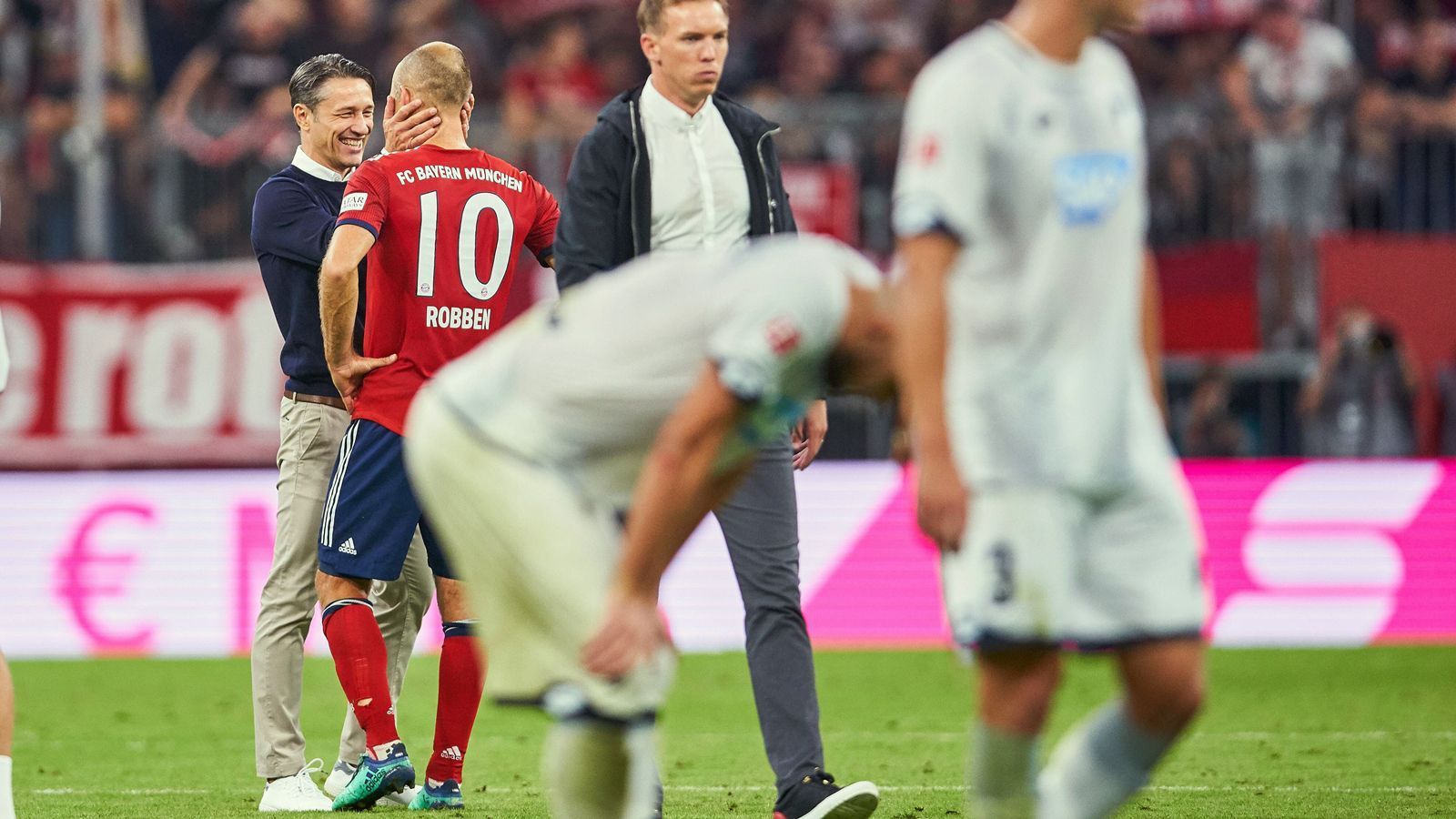 
                <strong>Bayerns Siegesserie zum Saisonauftakt</strong><br>
                Dem Titelverteidiger Bayern München gelang zum Saisonauftakt gegen 1899 Hoffenheim (3:1) Historisches. Zum siebten Mal in Folge feierte das Team von Neu-Coach Niko Kovac (li.) einen Sieg am 1. Bundesliga-Spieltag. Kein anderer Verein kann eine solch lange Serie an Auftaktsiegen vorweisen. (Quelle: optafranz/twitter)
              