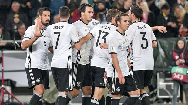 
                <strong>Deutschland gegen Nordirland</strong><br>
                Der nächste souveräne Sieg in der WM-Qualifikation: Nach dem 2:0 gegen Nordirland hat die deutsche Nationalmannschaft nach drei Siegen aus drei Spielen eine komplett weiße Weste. Der Sieg war zu keiner Zeit gefährdet, vor allem die starke erste Hälfte ebente den Weg zum dritten Dreier. ran.de hat die Mannschaft von Bundestrainer Joachim Löw unter die Lupe genommen.
              