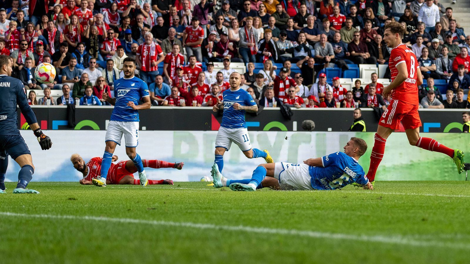 
                <strong>Leon Goretzka</strong><br>
                Deutlich auffälliger als Kimmich ist in Sinsheim sein Nebenmann auf der Sechser-Position. Der großgewachsene Leon Goretzka hat seinen Kopf vor dem 1:0 entscheidend im Spiel, verlängert zu Musiala. Wenige Augenblicke später hätte sich der Nationalspieler selbst bei einer Topmöglichkeit in die Torschützenliste eintragen können, er scheitert aber an Baumann. ran-Note: 2.
              