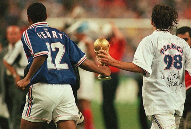 
                <strong>Titel bei WM 1998 und EM 2000</strong><br>
                Auch im Nationaltrikot war Henry eine feste Größe. 1998 konnte er mit "Les Bleus" im eigenen Land den WM-Titel feiern, zwei Jahre später holte er mit Frankreich auch noch die Europameisterschaft. 
              