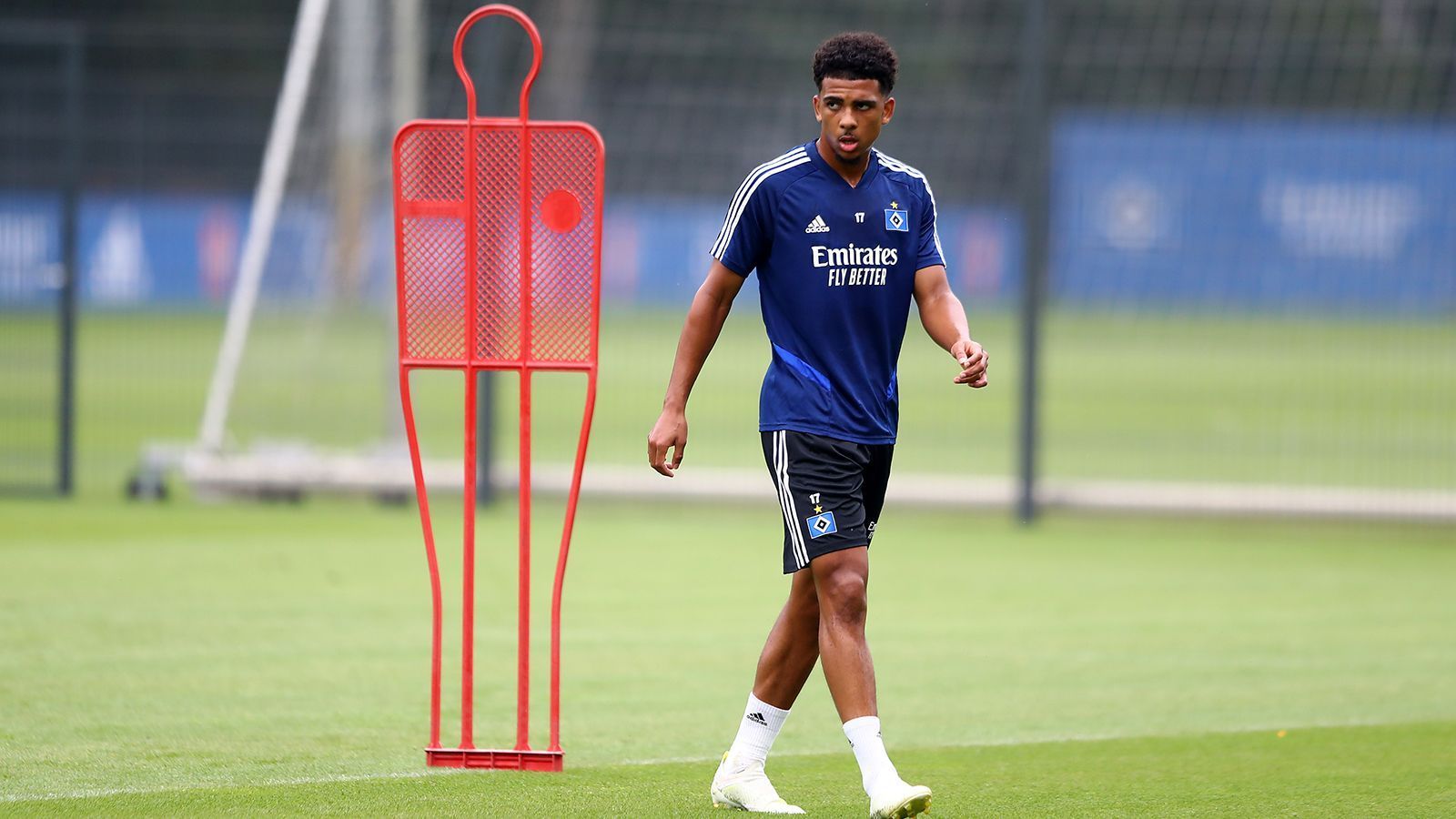 
                <strong>Xavier Amaechi (Hamburger SV)</strong><br>
                2019 kam der Offensivmann mit schnellem Gebein für rund 2,5 Mio. Euro aus der Arsenal-Akademie zum HSV. Während der abgelaufenen Saison feierte Amaechi sein Debüt in der englischen U19-Nationalmannschaft. In Hamburg hat es bisher aber noch nicht gereicht. Nur zweimal durfte der 19-Jährige in der 2. Bundesliga ran, dazu kommen vier Einsätze in der Zweitvertretung der Rothosen. In diesen vier Spielen traf Amaechi aber auch dreimal. Der Vertrag an der Elbe läuft bis 2023, nun müssen alle Parteien geduldig bleiben.
              