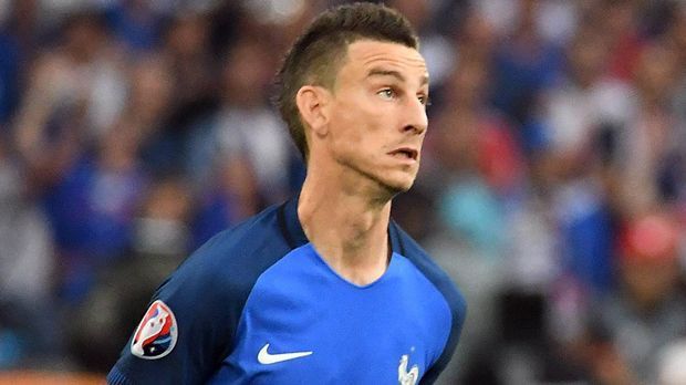 
                <strong>Laurent Koscielny</strong><br>
                Laurent Koscielny: Zeigt eine solide, souveräne Leistung. Der Abwehrboss ist zur Stelle, wenn die Deutschen in der Mitte eine Lücke finden. Kopfballstark nach Ecken - egal ob im eigenen Strafraum oder vor dem gegnerischen Tor. ran-Note: 3
              