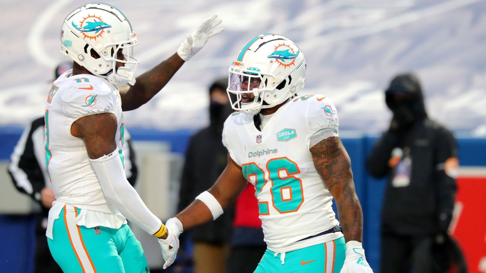 
                <strong>Miami Dolphins (10-6 zum Zeitpunkt des Ausscheidens)</strong><br>
                Wochenlang hielten sich die Miami Dolphins in den Playoff-Rängen und gingen als Fünfter der AFC in den finalen Spieltag der Regular Season. Dort wurde dem Team aus Florida beim 26:56 von den Buffalo Bills aber die Grenzen aufgezeigt. Weil auch die erhoffte Schützenhilfe aus Cincinnati, Pittsburgh und Jacksonville ausblieb, ist nun Feierabend für Tua Tagovailoa und Co.
              