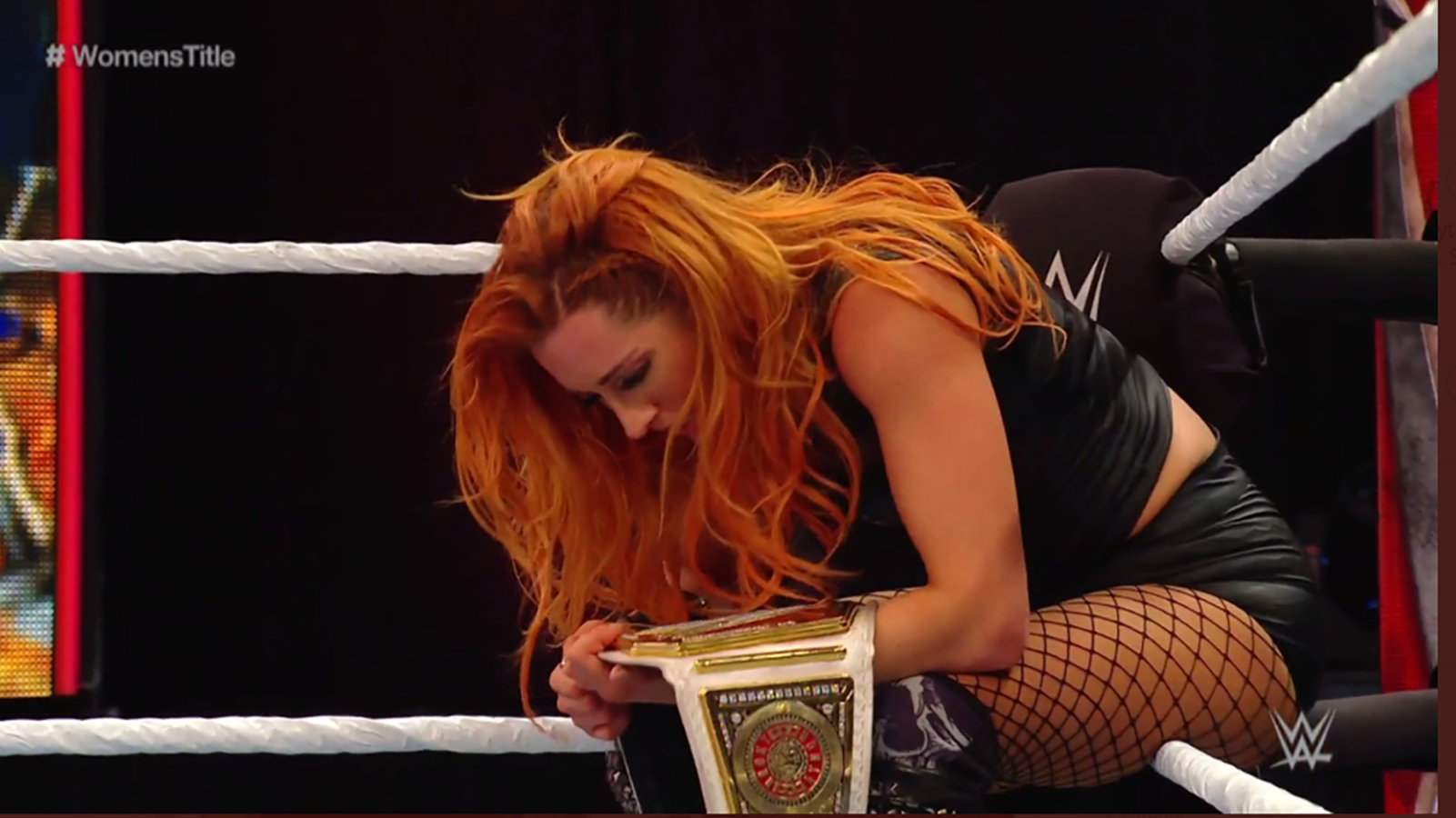 
                <strong>WWE Raw Women's Championship: Becky Lynch (c) vs. Shayna Baszler</strong><br>
                In einem Match, in dem Shayna Baszler sichtlich Spaß daran hat, ihrer Gegnerin Schmerzen zuzufügen, gewinnt am Ende doch "The Man". Baszler erwischt Lynch zwar mit dem Coquina Clutch. Doch die rollt sich einfach einmal durch, drückt (noch im Coquina Clutch) Baszlers Schultern auf den Boden und gewinnt so das Match. Das ging fix. Keine 10 Minuten.
              