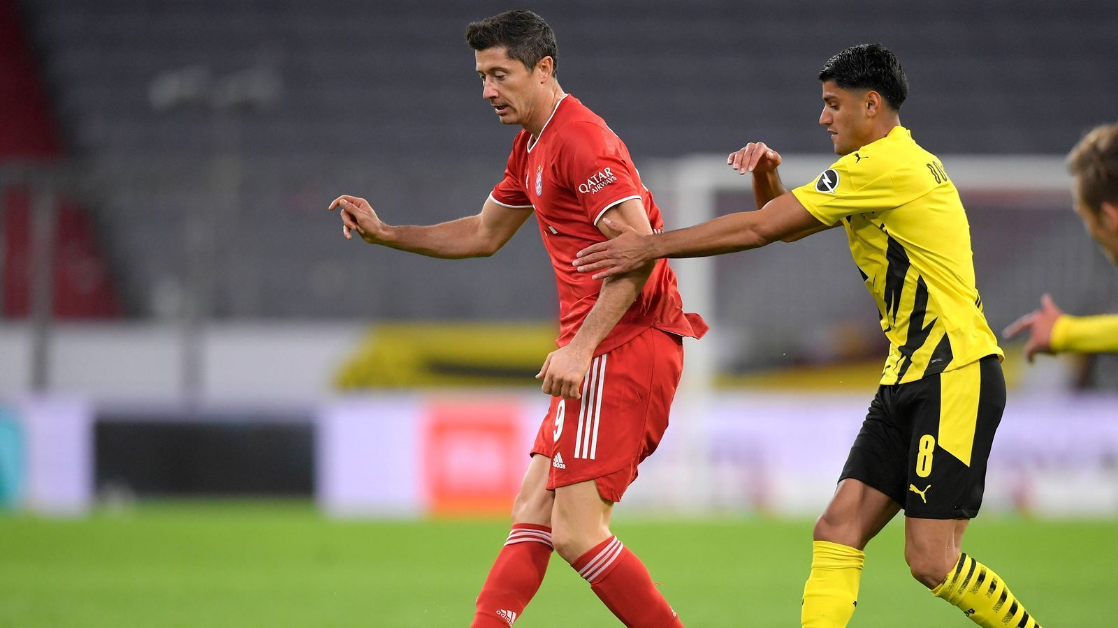 
                <strong>Mahmoud Dahoud</strong><br>
                Fasst sich in Hälfte eins ein Herz und probiert es mal mit einem Distanzschuss. Will dann im Strafraum zu kompliziert mit Reus kombinieren und vergibt so eine bessere Torchance. Nach der Pause offensiv engagierter, die zündende Idee fehlt ihm aber letztendlich, defensiv ohne größere Fehler aber auch nicht immer sattelfest. ran-Note: 3 
              