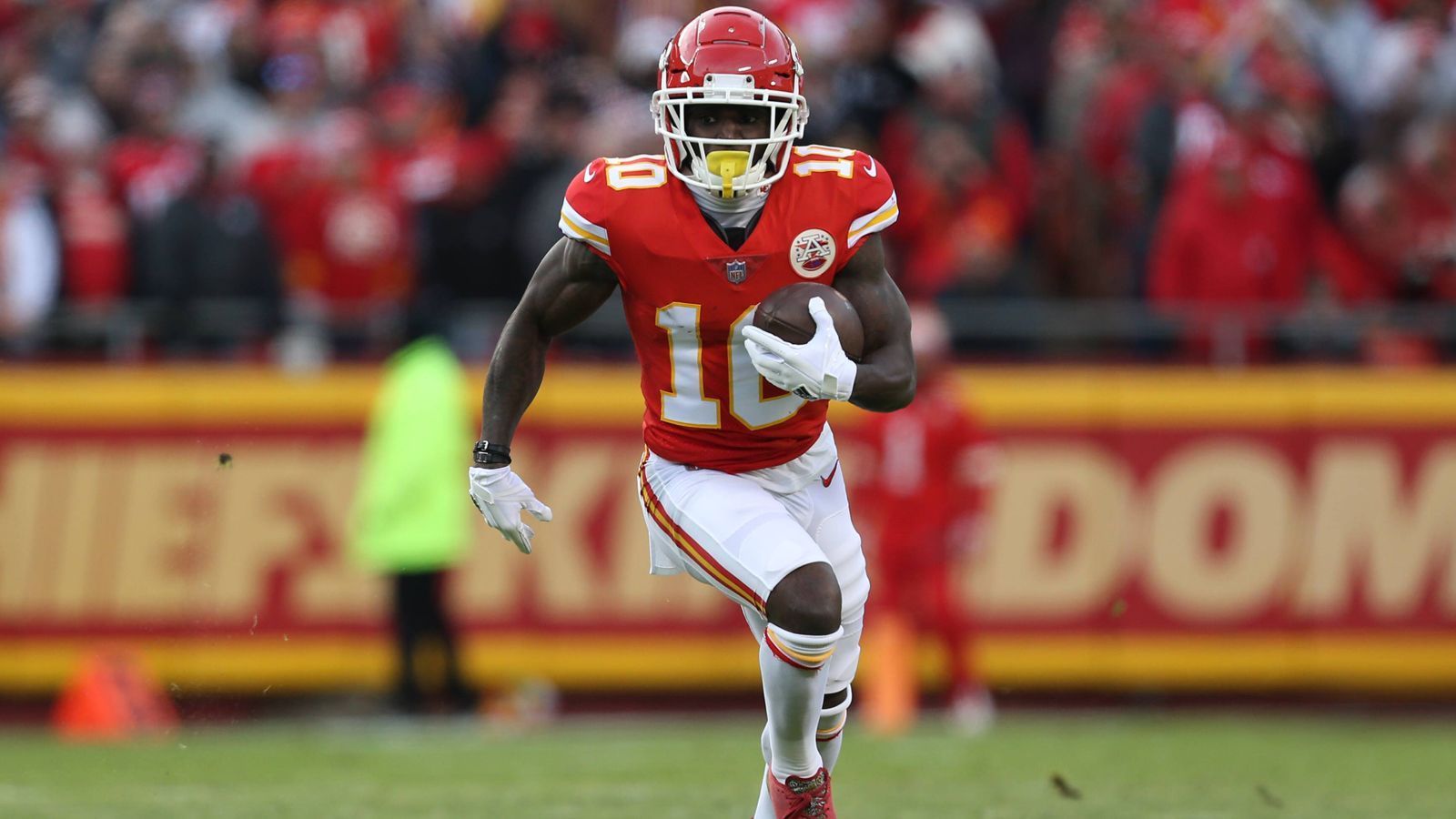 
                <strong>Tyreek Hill</strong><br>
                Tyreek Hill von den Kansas City Chiefs hat in der NFL voll eingeschlagen und wurde in seinen ersten drei Spielzeiten stets in den Pro Bowl gewählt. Auf eine Einladung für den Combine wartete der Wide Receiver im Jahre 2016 allerdings vergeblich. Zu College-Zeiten wurde er nämlich wegen häuslicher Gewalt gegenüber seiner schwangeren Freundin verhaftet und zu einer Bewährungsstrafe verurteilt - sein Ansehen litt stark darunter. Die Kansas City Chiefs wählten ihn im Draft dennoch in der 5. Runde aus und bekamen einen Passempfänger der Superklasse.
              