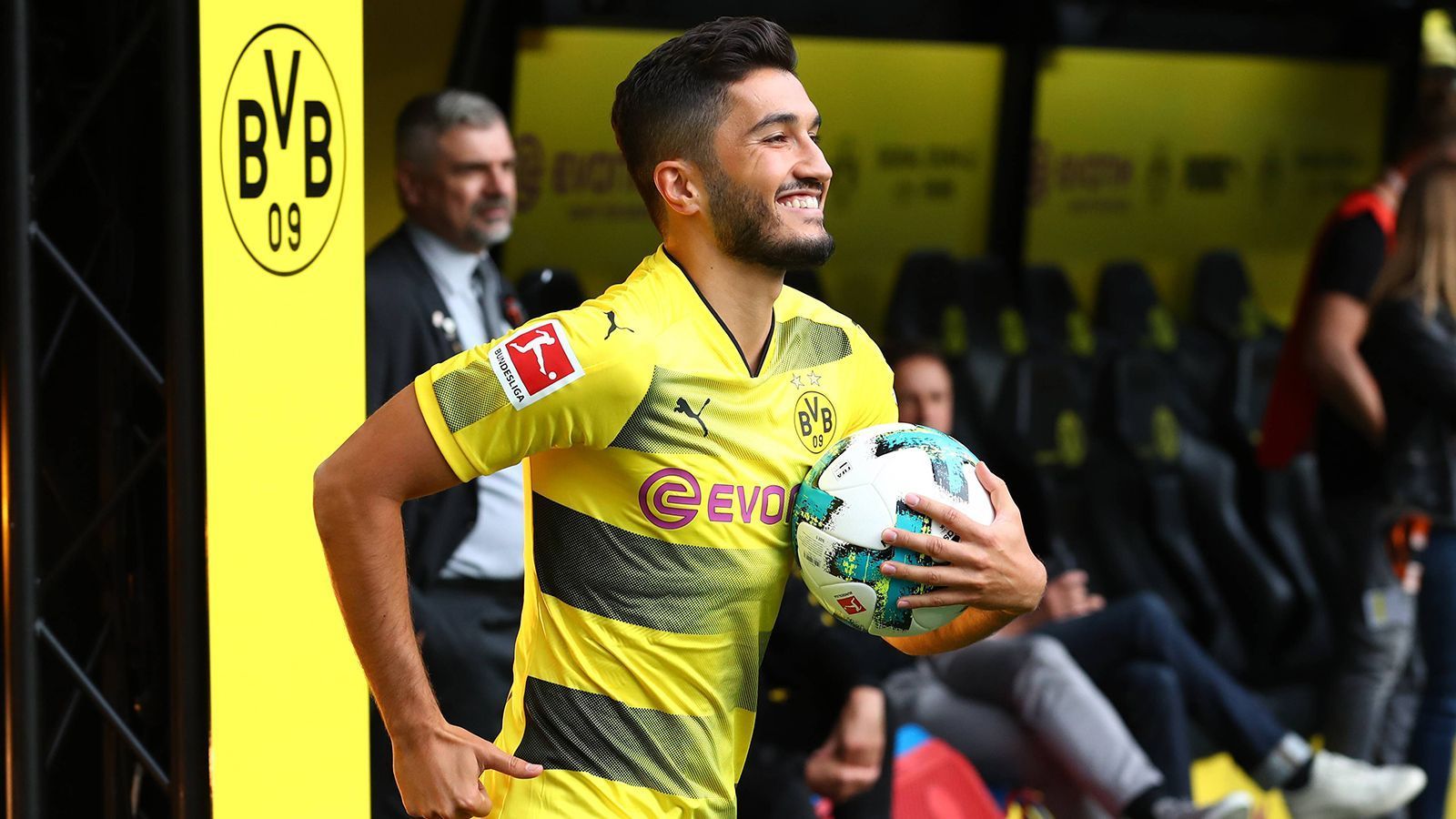 
                <strong>Zentrales Mittelfeld: Nuri Sahin </strong><br>
                "Wandervogel" Nuri Sahin spielte in seiner Profikarriere für sechs verschiedene Vereine, darunter auch Real Madrid, der FC Liverpool und SV Werder Bremen. Die meisten Partien stehen jedoch für Borussia Dortmund zu Buche, insgesamt waren es 223 Bundesliga-Spiele. Eine Meisterschaft, ein Pokalsieg und zwei Superpokalsiege stehen auf seinem BVB-Konto. Sein Abschied war ein herber Schlag für die BVB-Fans.
              