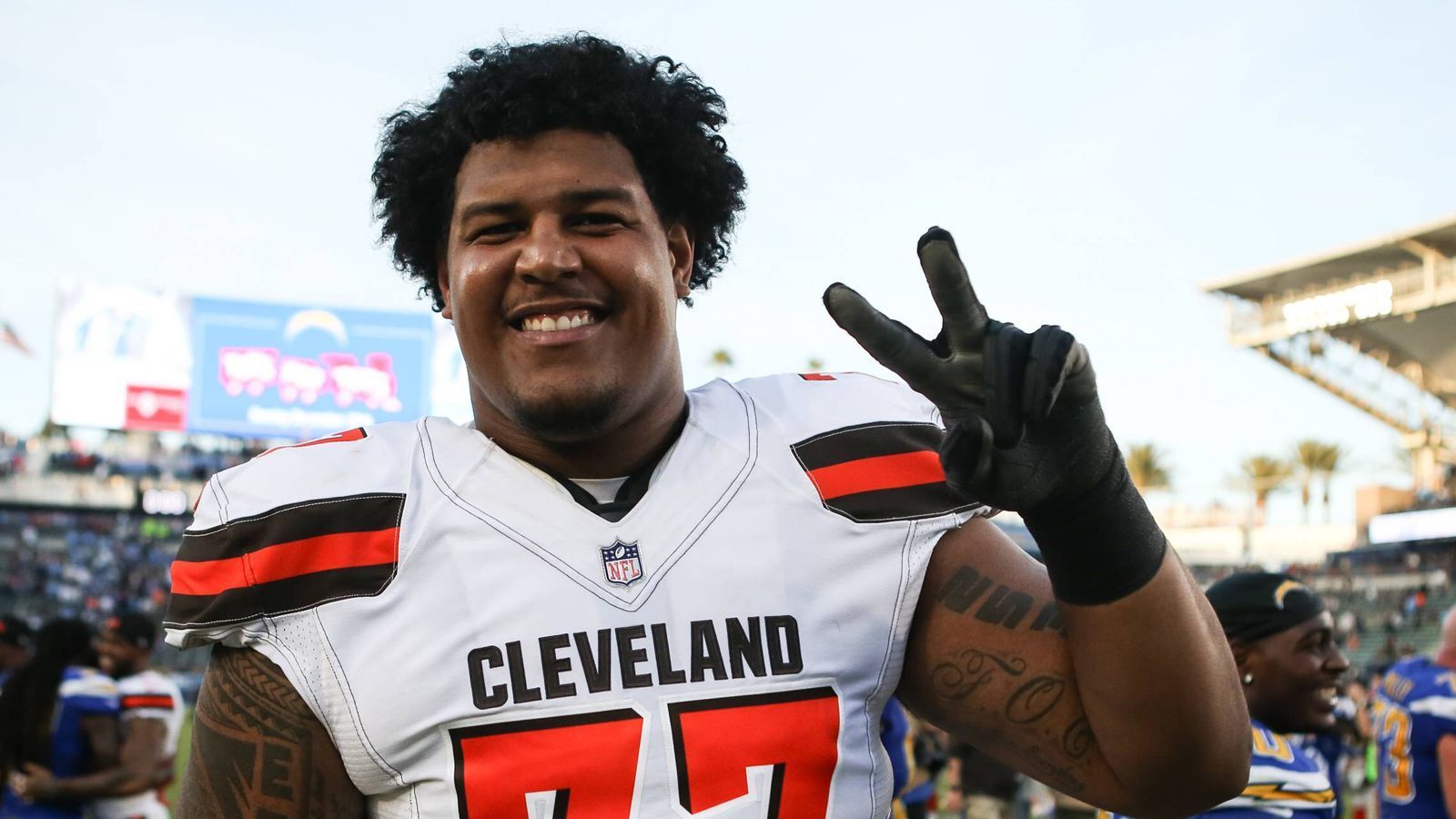 
                <strong>Zach Banner</strong><br>
                Zu jeder Durchschnittsstatistik gehören natürlich auch die Ausreißer, ob nun nach oben oder nach unten. Dürfen wir vorstellen: Zach Banner, das Tier der NFL. Der Tackle der Cleveland Browns ist 2,05 m groß und wiegt runf 162 Kilogramm. Alejandro Villanueva, Demar Dotson und Brian Mihalik sind genauso groß wie Banner.
              