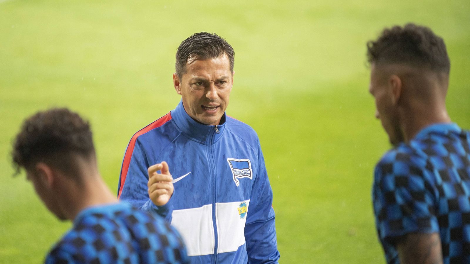 
                <strong>Hertha BSC</strong><br>
                Ante Covic, Herthas neuer Cheftrainer, setzt beim Umgang wie Julian Nagelsmann auf lange Leine. Demnach ist die Handy-Nutzung überall erlaubt.
              