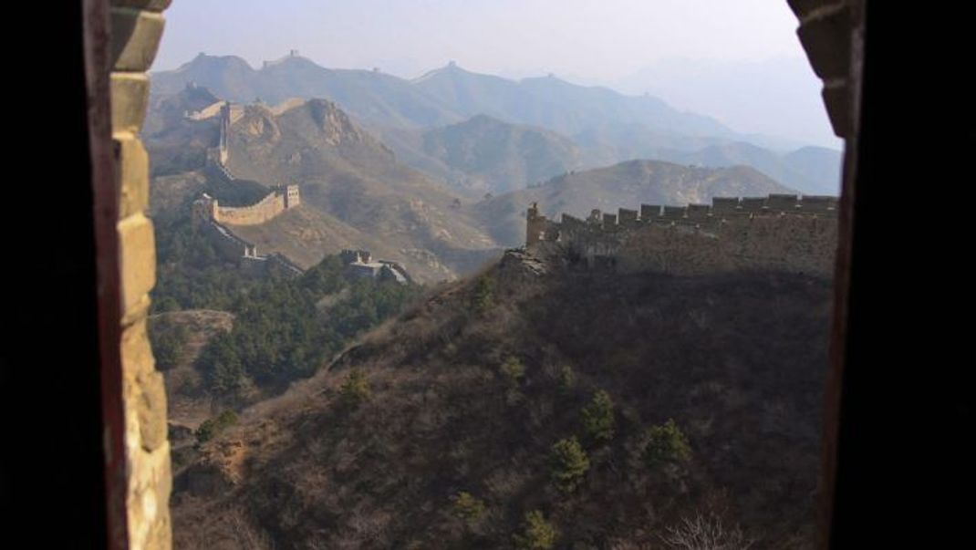 Die Chinesische Mauer bei Simatai aus dem Fenster eines Wachturms fotografriert.