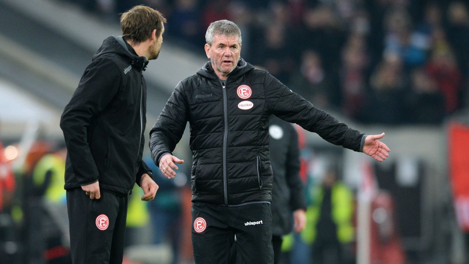 <strong>Platz 6: Friedhelm Funkel (515 Bundesliga-Spiele)</strong><br>
                Friedhelm Funkel stand bei insgesamt&nbsp;sieben verschiedenen Teams in der Bundesliga an der Seitenlinie und zweimal im DFB-Pokalfinale. Zudem gelang ihm als einzigem Coach sechsmal der Aufstieg in die erste Bundesliga. Gleichzeitig rettete er zahlreiche Mannschaften vor dem Abstieg, zuletzt den 1. FC Köln in der Saison 2021 über die Relegation gegen Kiel.&nbsp;