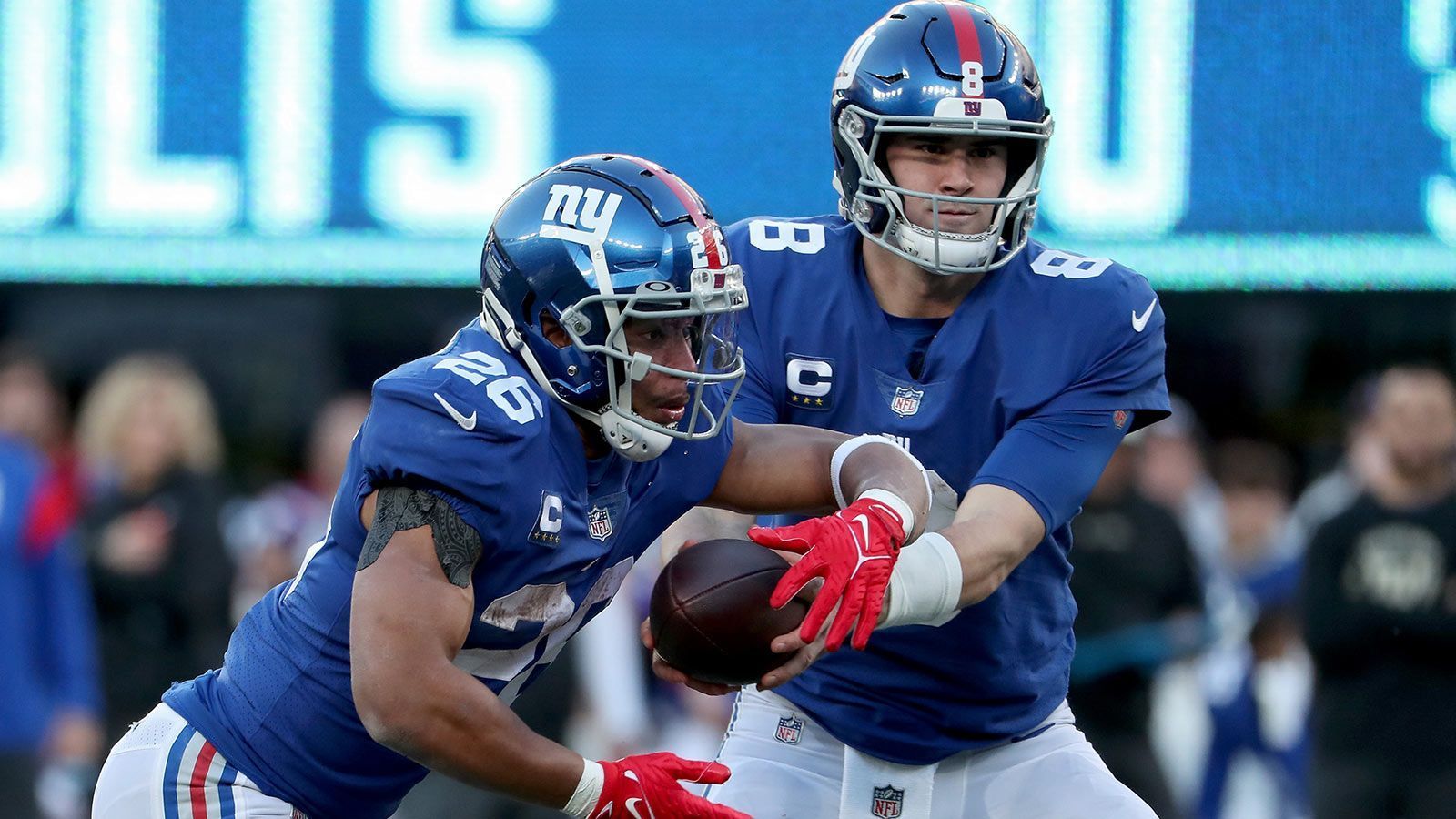 
                <strong>New York Giants - Saquon Barkley</strong><br>
                Kurz nach der Vollzugsmeldung für den Langzeitvertrag von Quarterback Daniel Jones hatten die New York Giants auch den nächsten Starspieler an sich gebunden und Saquon Barkley mit dem Franchise Tag belegt. Allerdings gab es mit dem Running Back bis zur Deadline keine Einigung über einen Langzeitvertrag. Unterschrieben hat Barkley den Tag noch nicht, die große Frage ist nun, wann er das tun wird. Es gab auch Berichte, wonach der 26-Jährige die Saison komplett aussetzen könnte. Laut NFL-Insider Jordan Schultz wird Barkley nicht am Training Camp der Giants (ab 25. Juli) teilnehmen, auf Twitter schrieb der Running Back nur: "Es ist, wie es ist".&#x2022; Position: Running Back<br>&#x2022; Gehalt bei Franchise Tag: 10.091.000 Dollar<br>
              