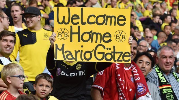 
                <strong>August 2016: Welcome Home, Mario</strong><br>
                Diesen Sommer kehrt er zurück zum BVB. Ein Spiel hat Mario Götze im heimischen Stadion noch nicht absolviert. Stadionluft schnuppert er aber bereits bei der Saisoneröffnung Mitte August. Viele Fans reagieren versöhnlich, heben Willkommens-Plakate hoch. Als im Frühjahr erste Wechselgerüchte hochkommen, ist die Reaktion noch eine andere. "Mailand oder Madrid - Hauptsache nicht Dortmund! Verpiss dich Götze!" steht damals auf einem Leintuch geschrieben. 
              