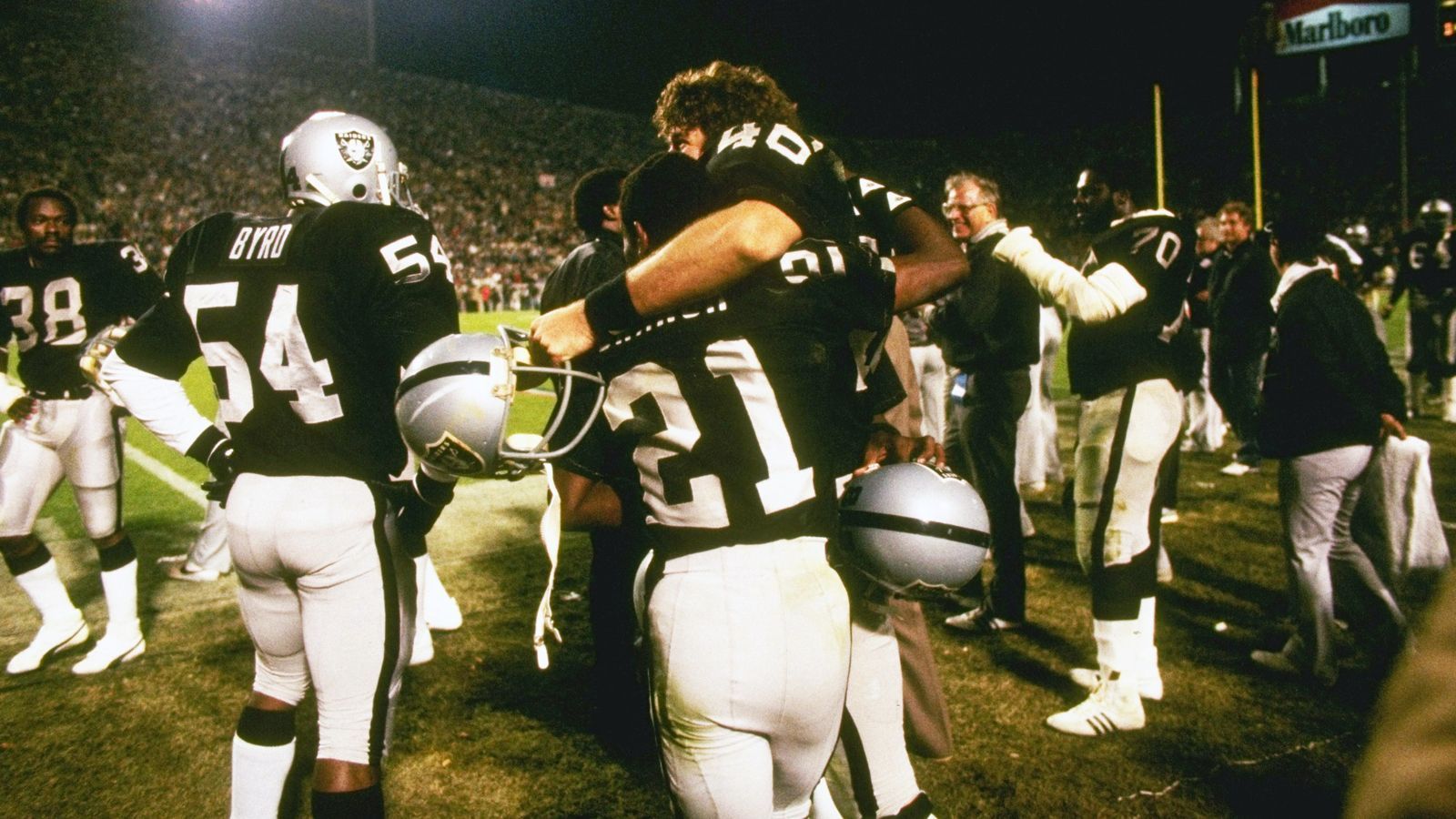 <strong>Super Bowl XVIII</strong><br>
                Los Angeles Raiders&nbsp;-&nbsp;Washington Redskins 38:9 (22. Januar 1984)<br>Stadion:&nbsp;Tampa Stadium (Tampa)
