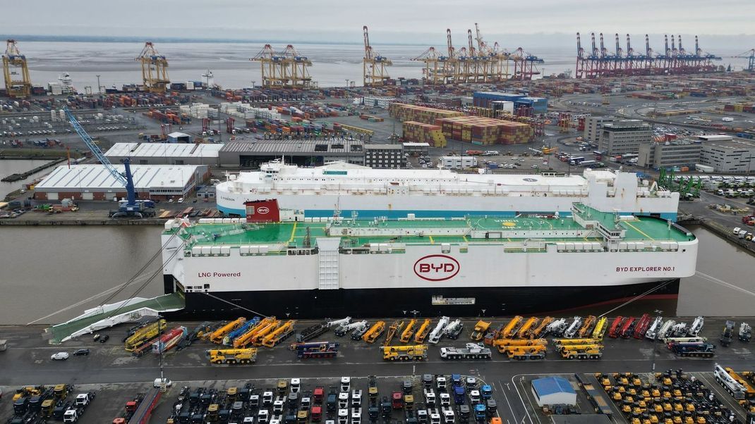 Bald mit Strafzöllen belegt? Chinesischer Autofrachter in Bremerhaven. (Archivbild)