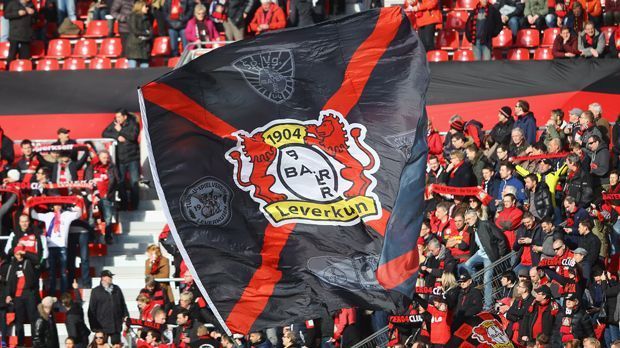 
                <strong>Platz 14: Bayer 04 Leverkusen </strong><br>
                Auch Bayer Leverkusen kommt bisher nicht an die Zahlen der Vorsaison ran. Im vergangenen Jahr verkaufte die Werkself 19.000 Dauerkarten an ihre Fans - in der kommenden sind es 18.500. Damit liegt Bayer auf dem 14. Rang.
              