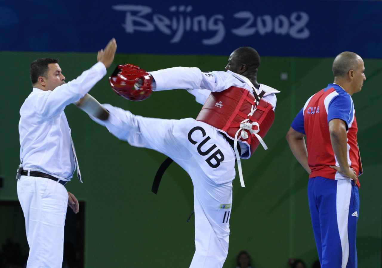2008: Der kubanische Taekwondo-Kämpfer Angel Valodia Matos überschritt nach einer Verletzung im Halbfinale die erlaubte Behandlungszeit. Als der schwedische Kampfrichter ihn daraufhin bei seiner Führung von 3:2 disqualifizierte, war er so wütend, dass er dem Unparteiischen einen Tritt ins Gesicht verpasste. Der Weltverband sperrte Matos lebenslag.
