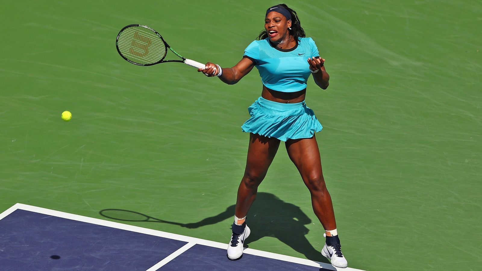 
                <strong>Serena Williams - Indian Wells 2016</strong><br>
                Seit ihrem Comeback als Mama macht Williams kein Geheimnis aus ihrer Figur, bauchfrei wie 2016 beim Turnier in Indian Wells zeigt sie sich derzeit aber nicht mehr - das Bauchnabelpiercing bleibt derzeit verborgen. 
              