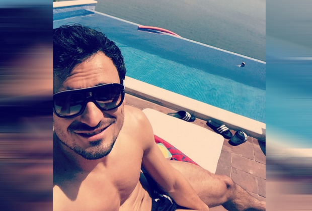 
                <strong>Mats Hummels</strong><br>
                Mats Hummels dagegen geht seinen Urlaub etwas lockerer an. Der BVB-Verteidiger post lässig am Swimming Pool an einem nicht bekannten Ort. Aber warum liegen da eigentlich drei Badelatschen?
              