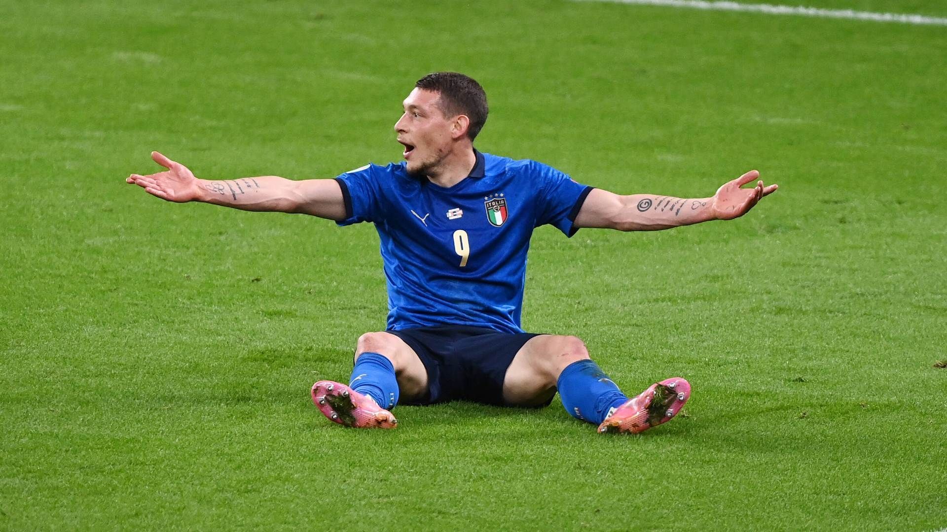 
                <strong>Andrea Belotti</strong><br>
                Der Stürmer des FC Turin darf ab der 85. Minute ran, ersetzt Insigne. Auch Belotti muss sich in die stark auf die Defensive fokussierte italienische Elf so einsortieren, dass er hauptsächlich gegen den Ball arbeitet. Im Elfmeterschießen verwandelt der Stürmer sicher. ran-Note: 4.
              