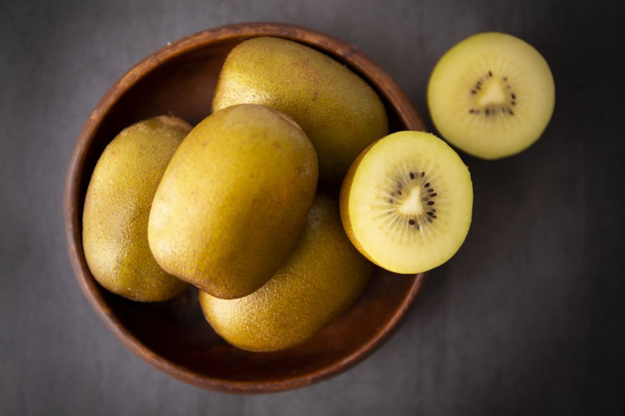 Die goldene Kiwi ist süßer und weicher als die grüne Kiwi. Wer Kiwi mal mit Schale probieren möchte, sollte mit dieser hier anfangen - sie ist zarter und weniger haarig.