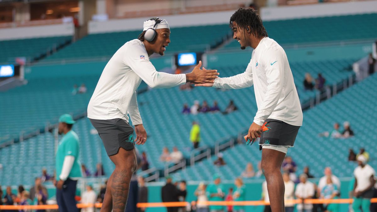 NFL, American Football Herren, USA Baltimore Ravens at Miami Dolphins Oct 30, 2025; Miami Gardens, Florida, USA; Miami Dolphins running back Ollie Gordon II (31) and wide receiver Jaylen Waddle (17...