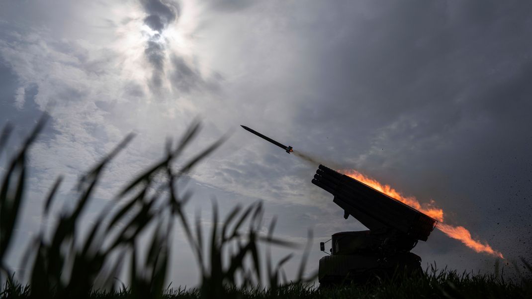 Eine ukrainische MSLR BM-21 "Grad" feuert auf russische Stellungen an der Frontlinie.