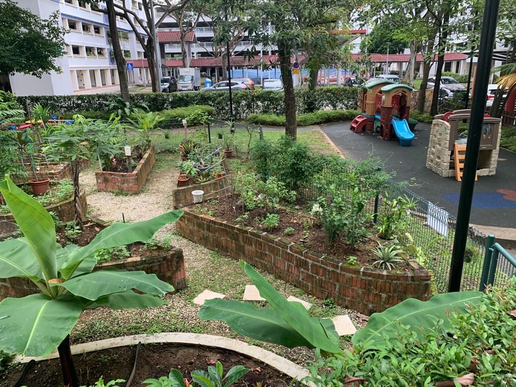 Neben den urbanen Gartenflächen ist ein Spielplatz.