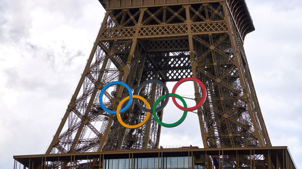 Eiffelturm in Paris Olympische Ringe 472590286